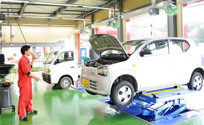 車整備中のスタッフ